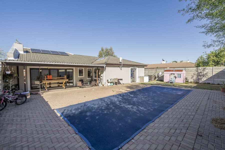 3 Bedroom Property for Sale in Uitzicht Western Cape